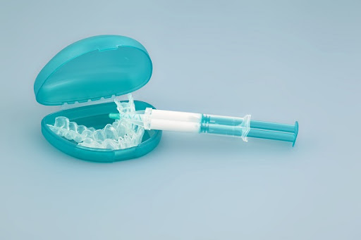 A set for whitening teeth.